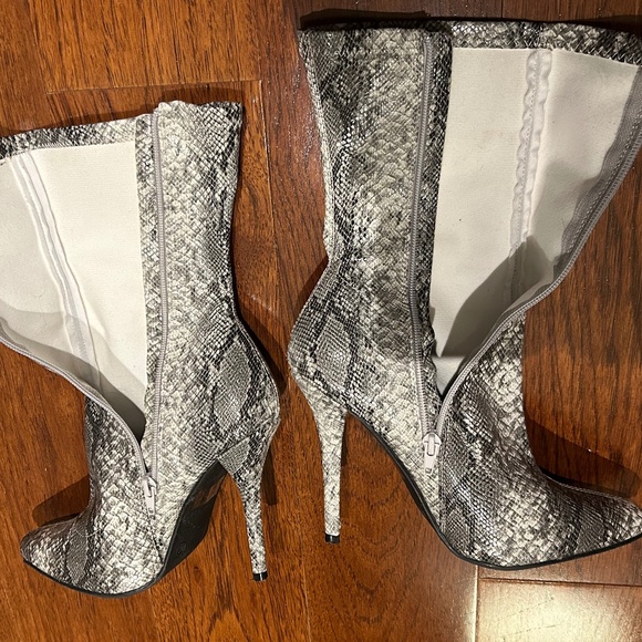 FASHION NOVA Women's Snakeskin Faux Leather Booties in Grey/White│Size U… - Picture 8 of 10